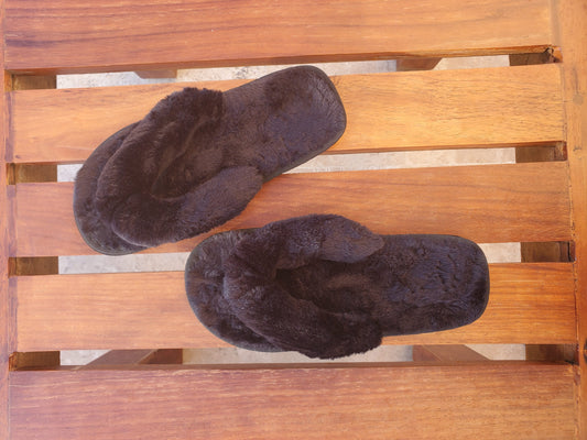 Fluffy Faux Fur Flip-Flop Slippers in Black
